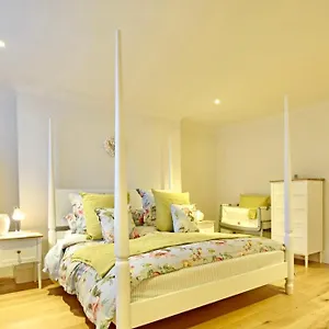 Parking Free On-site Ev Apartment